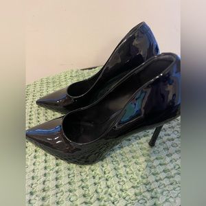Black pumps